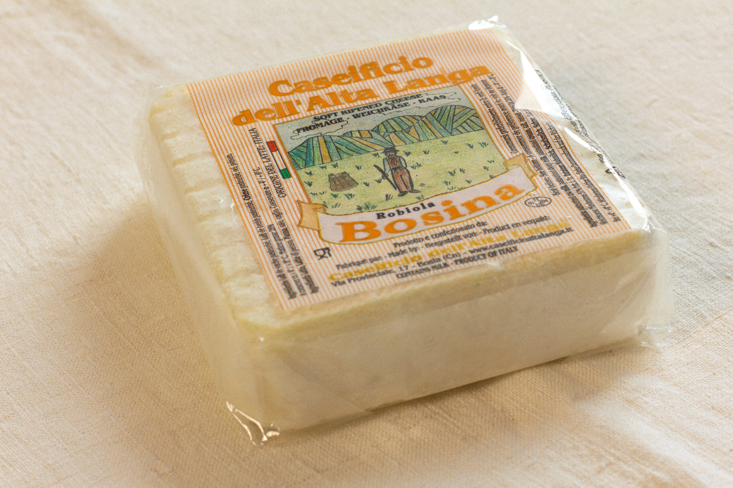Robiola Bosina des Caseificio dell'Alta Langa in Originalverpackung mit illustriertem Etikett — quadratische Form mit weichem Teig